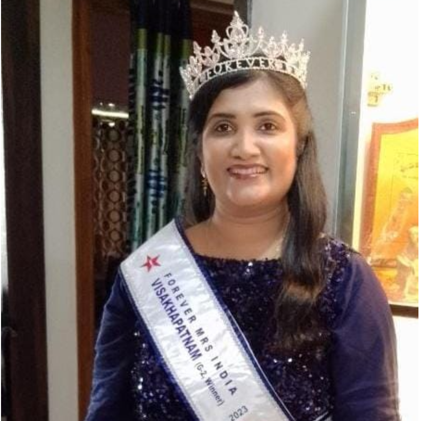 T Raja Rajeswari Won Mrs Visakhapatnam 2023 Crown