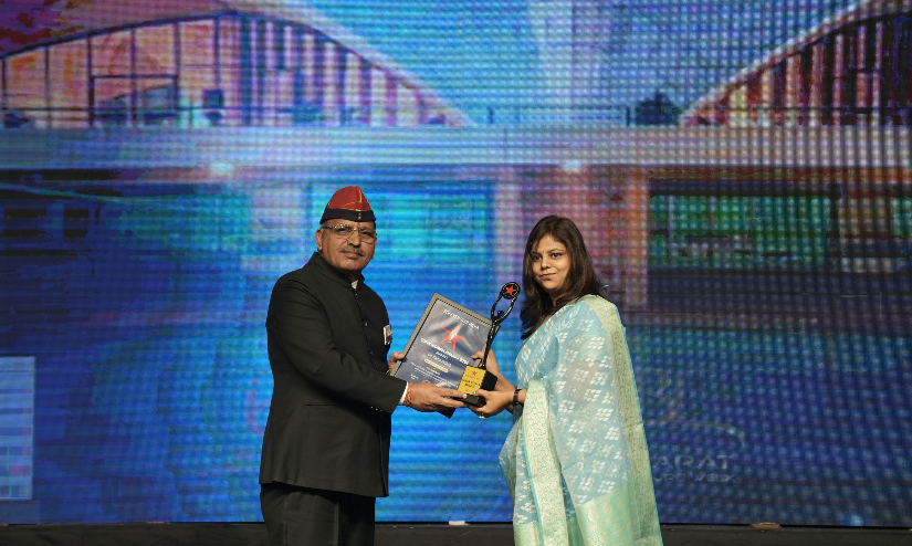 Dr. Richa Pathak receives Best Gynecologist Doctor in Ahmedabad 2024