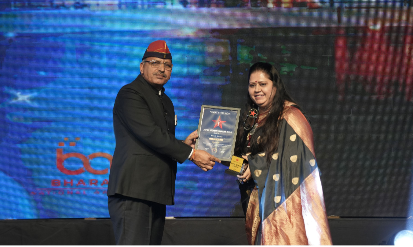 Meera Kumar receives Best Multi-talented Personality in Ghaziabad award by Col Pratap Singh Rathore at Superwoman Awards Season 5